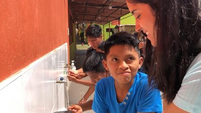 Trabalho voluntário em um orfanato na cidade de Ica no Peru