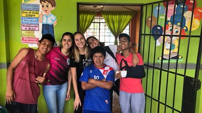 Trabalho voluntário em um orfanato na cidade de Ica no Peru